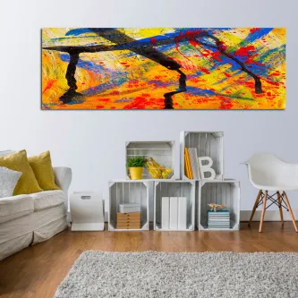 Pintura abstrata amarela com manchas azuis e vermelhas, quadro rectangular numa sala