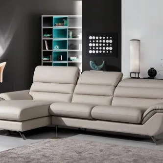 O sofá chaise longue Roma, que une o conforto à elegância, é a escolha perfeita para quem procura um lugar acolhedor para relaxar no fim do dia.