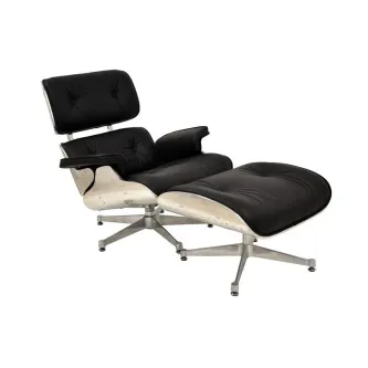 Poltrona Eames Aviador preta em pele com apoio de pés e estrutura metálica