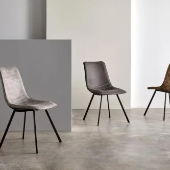 Cadeira Berta cinzenta com pés pretos, três unidades em ambiente minimalista