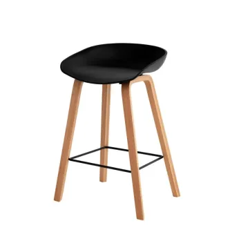 Banco de bar Ruth com assento preto e pés em madeira clara