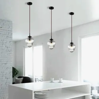 Três candeeiros pendentes Nord 1L com cúpulas de vidro transparentes sobre mesa branca