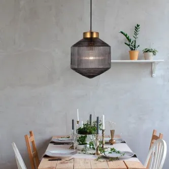 Candeeiro de teto Zion em vidro canelado e metal dourado sobre mesa de jantar decorada