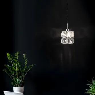 Candeeiro de teto Nice 1l pendente em vidro facetado contra fundo preto