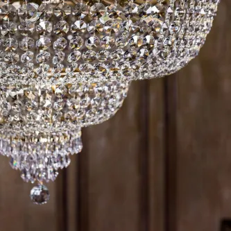 Um toque clássico para qualquer ambiente: este Candeeiro de Teto Palace com acabamento dourado envelhecido é a escolha perfeita para criar um look vintage e sofisticado.