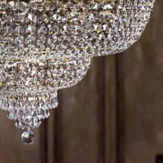 O candeeiro de teto Palace Dourado Envelhecido adiciona um toque luxuoso à sua decoração, desfrutando do encanto antigo e misterioso da modernidade.