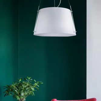 Candeeiro de teto Monic branco com estrutura cromada em ambiente verde