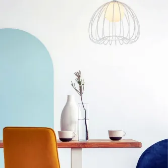 Candeeiro de teto Polly branco suspenso sobre mesa de jantar com vasos e cadeiras coloridas