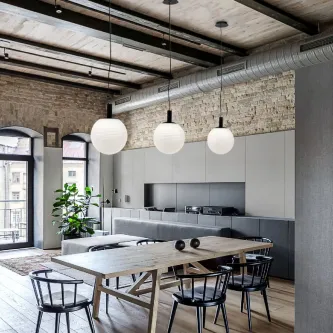 Candeeiro de teto Perlas preto, três globos brancos pendentes sobre mesa de jantar