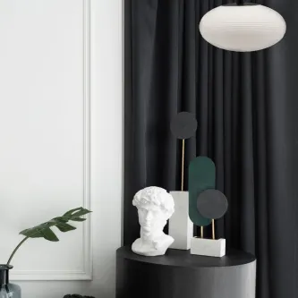 Candeeiro suspenso branco oval pendente com cortinado negro e busto decorativo