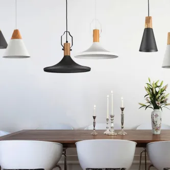 Candeeiro de teto bicones preto sobre mesa de jantar