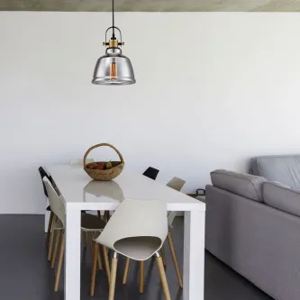 Candeeiro de teto Irving preto sobre mesa de jantar branca com cadeiras