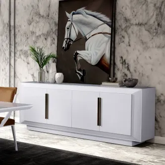 Aparador branco moderno de três portas com decoração e quadro de cavalo