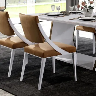 Cadeira Sagres White com estrutura branca e assento castanho