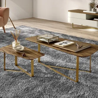 Pack mesa de centro Amora 01 em madeira com pés metálicos dourados sobre tapete cinzento