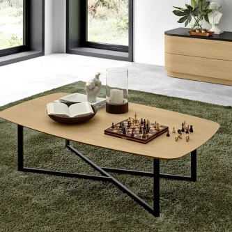 Mesa de centro Amora 02 em madeira clara com base metálica preta e objetos