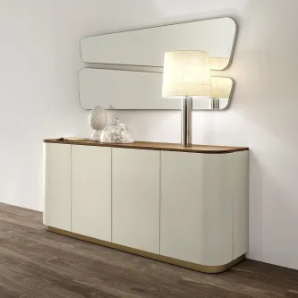 Aparador branco com tampo em madeira e espelho geométrico, lâmpada e objetos decorativos