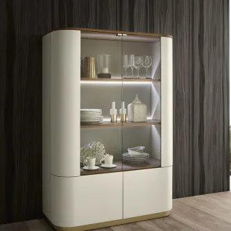 O charme e o estilo da vitrine Amora combinam em perfeita harmonia para criar um ambiente único e luxuoso.