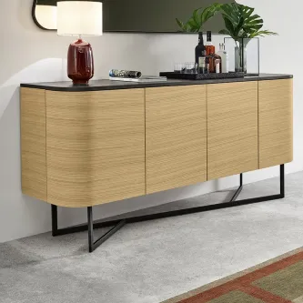 Aparador Amora 02 em madeira clara com tampo preto e pernas metálicas, decorado