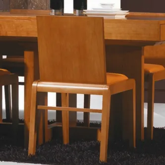 Cadeira mm em madeira castanha com assento estofado laranja junto a mesa de jantar