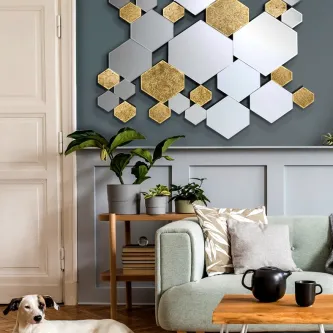 Espelho Nadia mosaico de hexágonos espelhados e dourados numa parede de sala