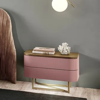 Mesa de cabeceira Amora 01 rosa com tampo de madeira e base metálica dourada