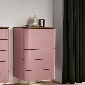 Camiseiro rosa com cinco gavetas e pés metálicos dourados