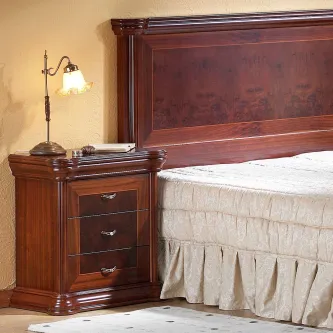 Mesa de cabeceira MIG 2 em madeira escura com três gavetas junto à cabeceira