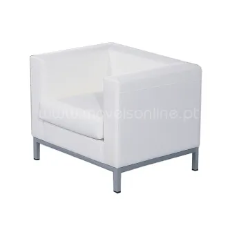 Poltrona Maple Belgica branca de linhas cúbicas com pés metálicos