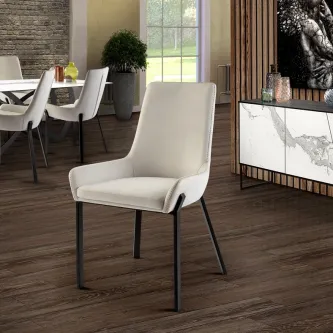 Cadeira Diane estofada creme com pernas metálicas pretas em sala de jantar