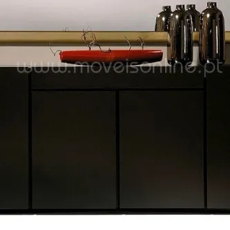 Aparador Olympic preto com tampo claro e três portas, decoração com vaso metálico e peça vermelha