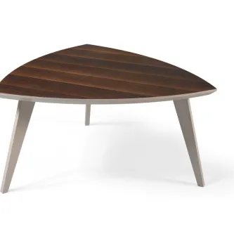 Mesa triangular com tampo em madeira escura e três pés claros.