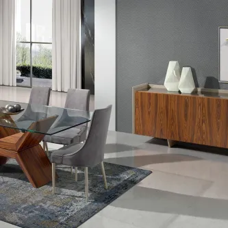Sala de jantar Mere com mesa de vidro e base em madeira, cadeiras cinzentas e aparador