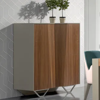 Móvel bar plain com portas em madeira, laterais cinza e pés metálicos