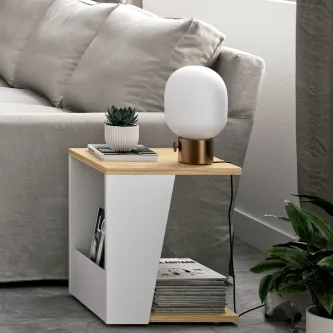 Mesa de apoio Albi branca e madeira com candeeiro e revistas junto ao sofá