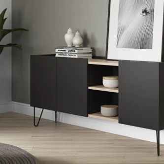 Aparador Nina preto com prateleiras internas em madeira e pés metálicos
