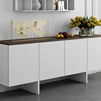 Aparador Edge branco com tampo de madeira, objeto decorativo metálico e jarro de tulipas