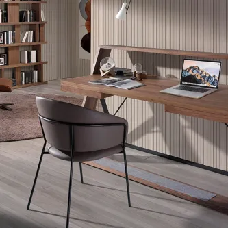 Secretária Angel em madeira com computador portátil, candeeiro e cadeira cinzenta