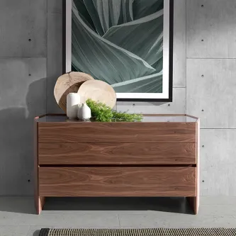 Cómoda Hexa em madeira com duas gavetas, objetos decorativos e quadro atrás