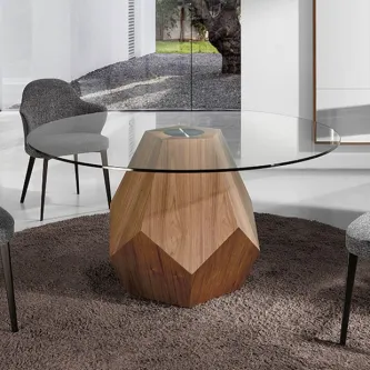 Mesa de jantar Temple com tampo redondo de vidro e base geométrica em madeira