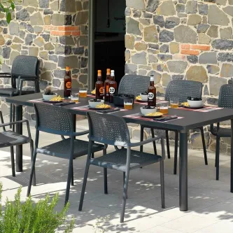 Aproveite cada momento da sua vida ao ar livre com a Mesa de Jardim Extensível Libeccio! Com seu design moderno e versátil, esta mesa é a companhia ideal para os momentos de lazer e descontração.