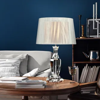 O candeeiro de mesa Corinto II é a mistura perfeita entre design moderno e clássico, tornando-se numa peça essencial na decoração da sua casa!