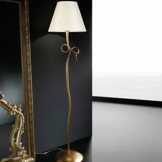 O Candeeiro de Pé Paola é a escolha perfeita para uma decoração moderna e elegante. Seu estilo clássico e seus detalhes delicados tornam-no a peça central da sua sala.