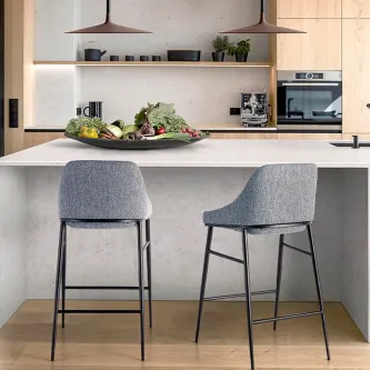 Banco Bar Ferrara estofado cinzento com pernas metálicas junto a ilha de cozinha