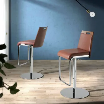 Banco bar Parma em couro castanho com base cromada e apoio de pés