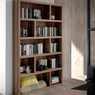 Estante Milano em madeira com várias prateleiras preenchidas por livros