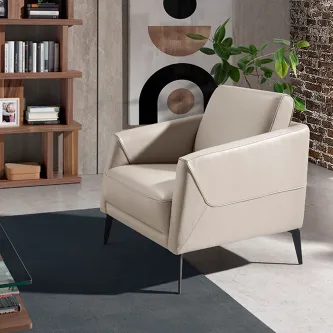 Poltrona Bilbau em pele bege com pernas metálicas pretas numa sala moderna