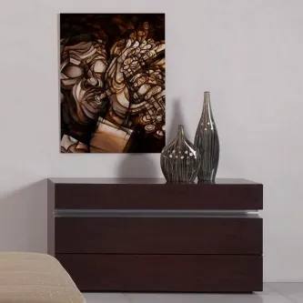 Cómoda Nami castanha com três gavetas, dois vasos decorativos e quadro abstrato