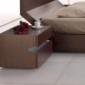 Mesa de cabeceira Nami em madeira castanha com duas gavetas, chávena e rosas