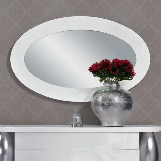Espelho Arizona oval branco sobre cómoda com vaso prateado e flores vermelhas